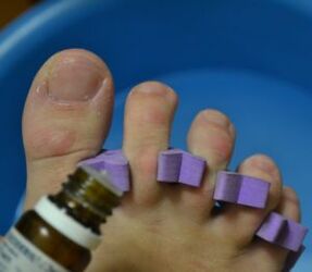 Se préparer à traiter les ongles avec des gouttes antifongiques.