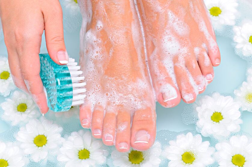 Se laver régulièrement les pieds est une excellente prévention contre la mycose des ongles.